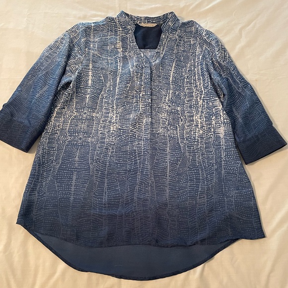 COPY - ๐ SOFT SURROUNDINGS L Ombrรฉ Tunic. Abstract blue and white dot print. ๐ - Picture 2 of 11